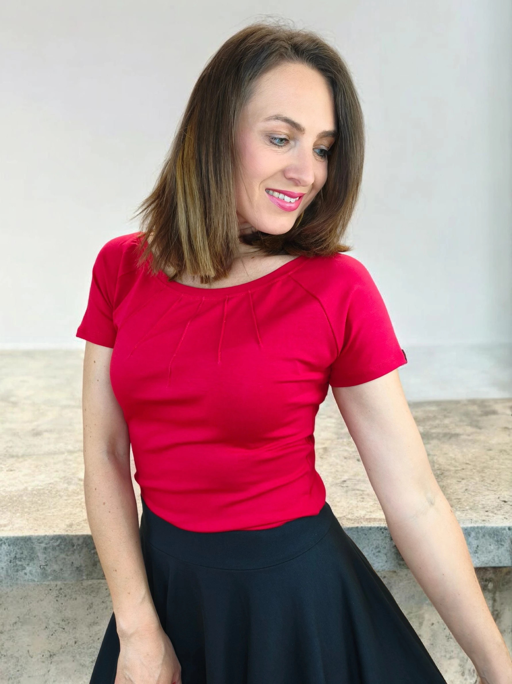 Dámské tričko BRENDA se zdobeným lodičkovým výstřihem v malinově červené barvě